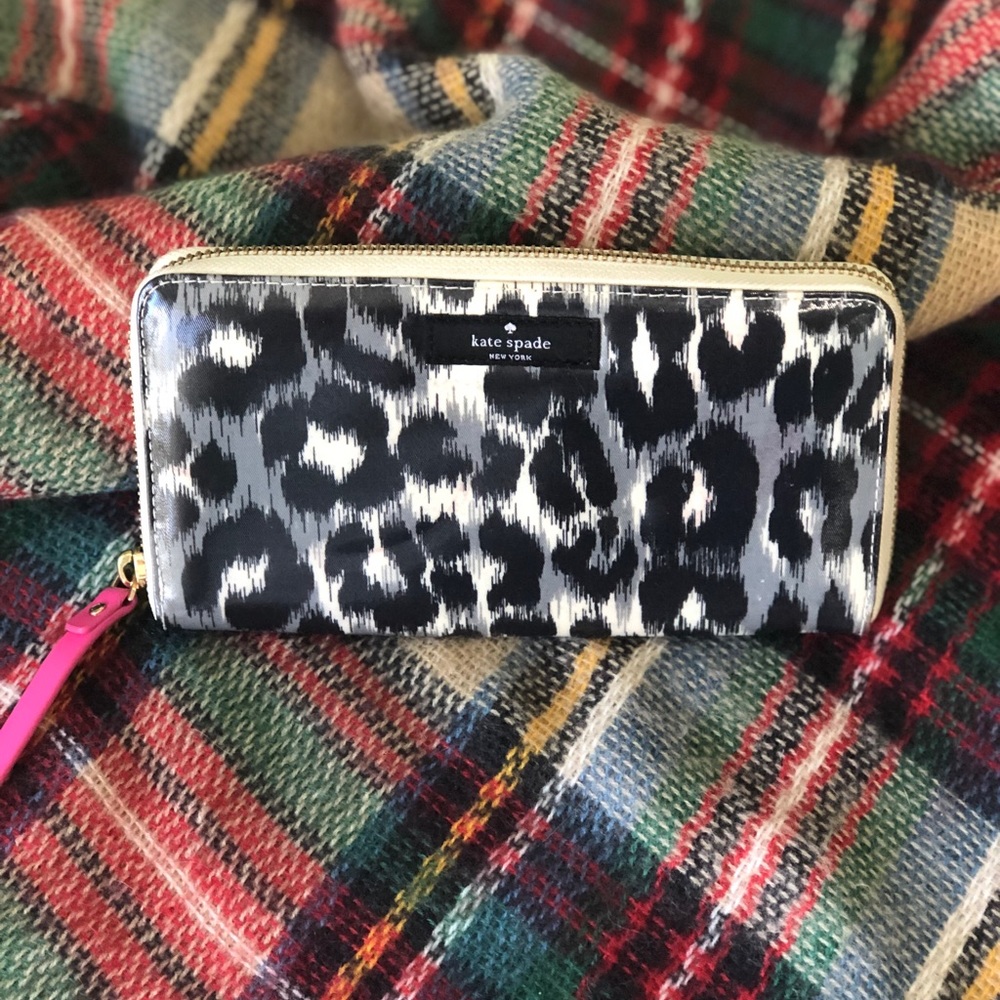 Authentic Kate spade ♠️ zip wallet